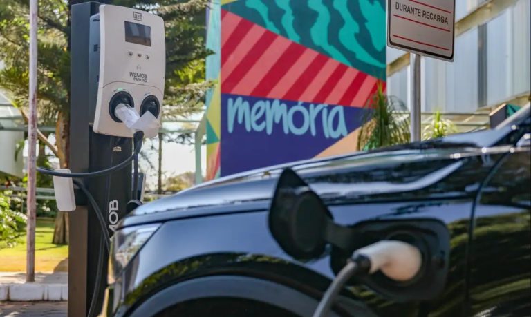 Bandeira vermelha afeta quem tem carro elétrico: saiba quanto vai custar recarregar