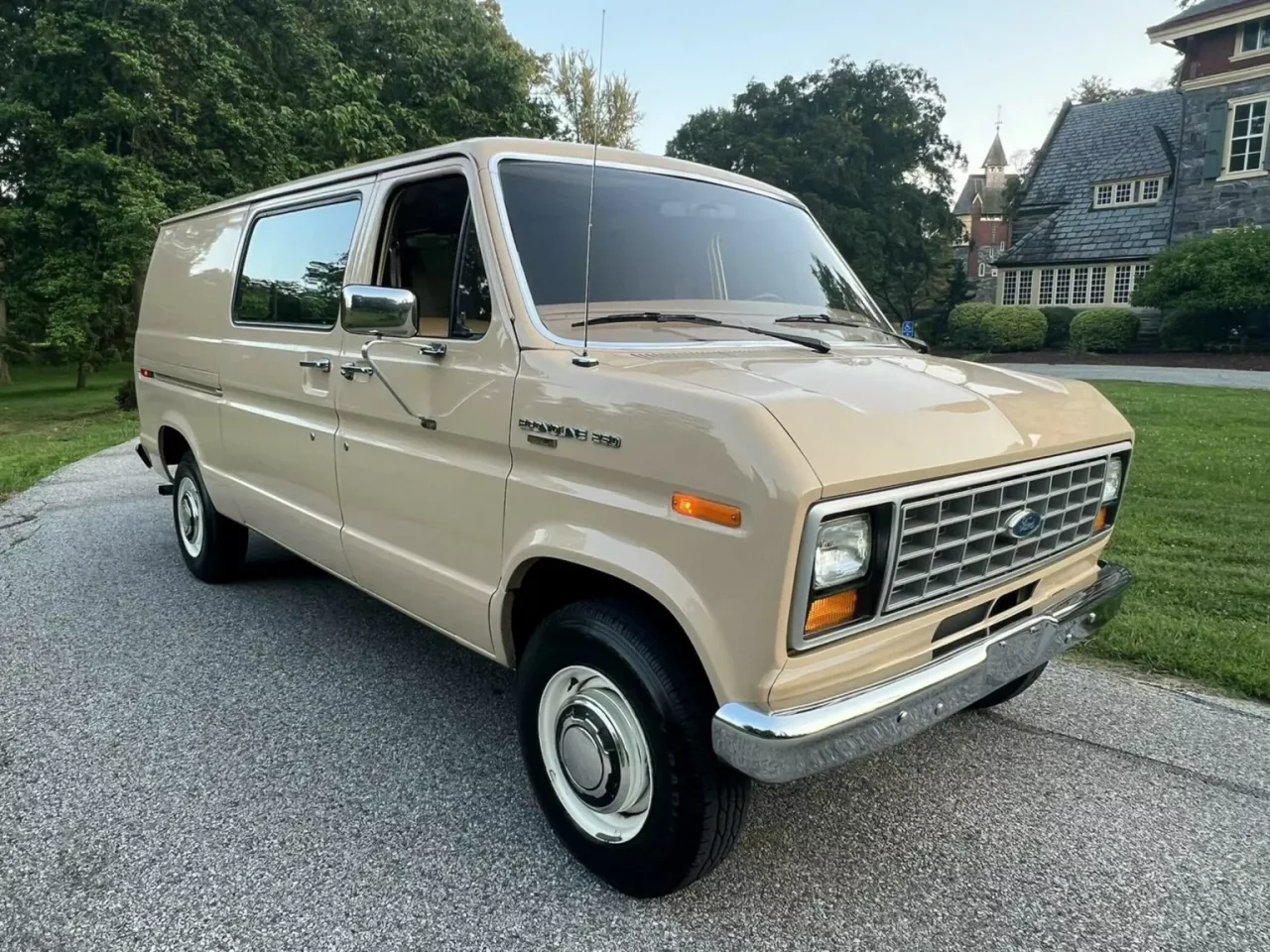 Ford Econoline E-250 XL 1985 impecável vai a leilão nos EUA
