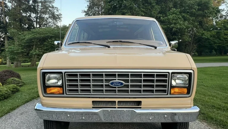Ford Econoline E-250 XL 1985 impecável vai a leilão nos EUA