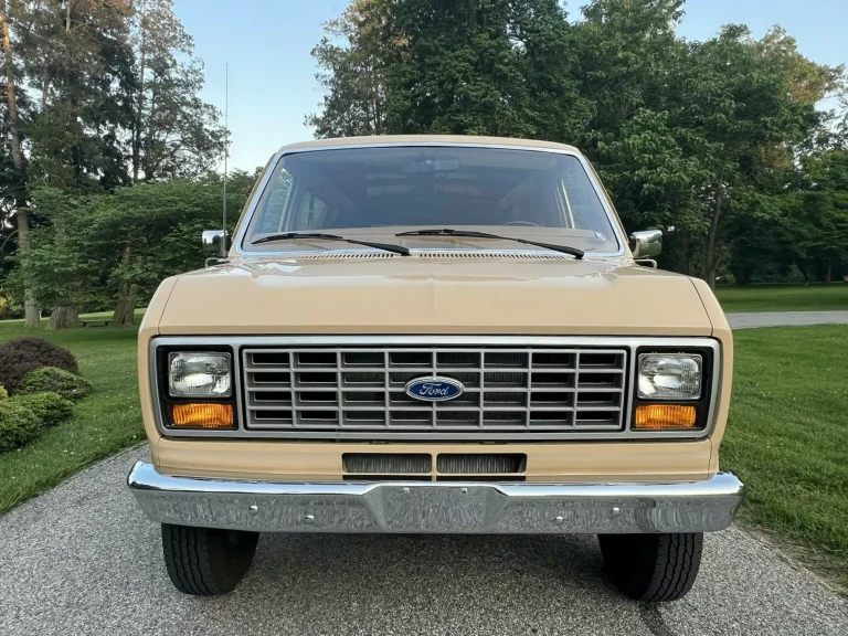 Ford Econoline E-250 XL 1985 impecável vai a leilão nos EUA