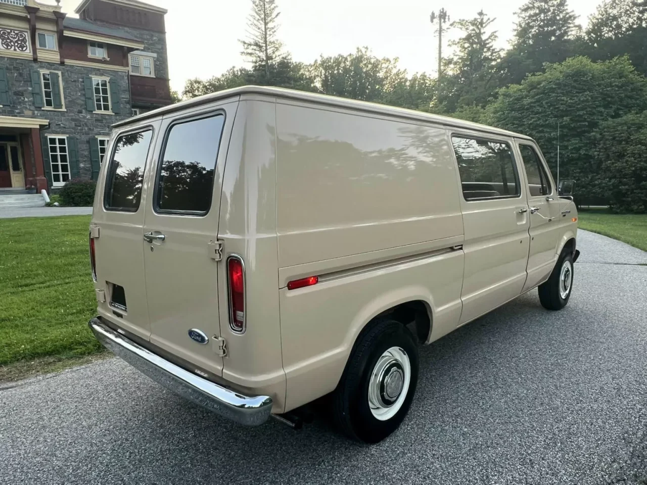 Ford Econoline E-250 XL 1985 impecável vai a leilão nos EUA