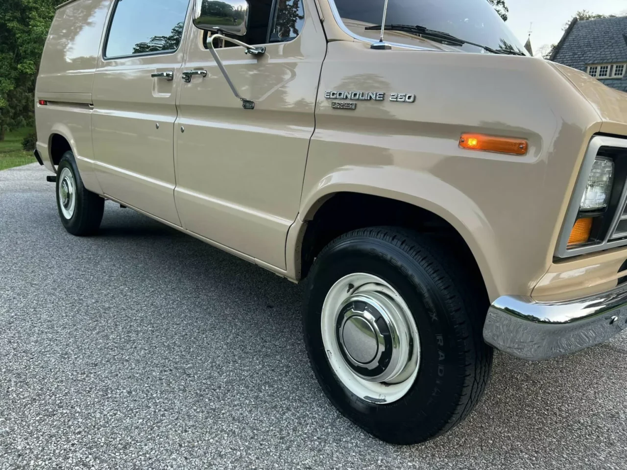 Ford Econoline E-250 XL 1985 impecável vai a leilão nos EUA