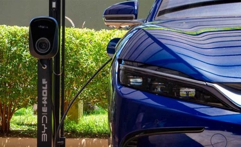 Brasil engatinha, China acelera: nova tecnologia carrega 400 km de bateria em 5 minutos