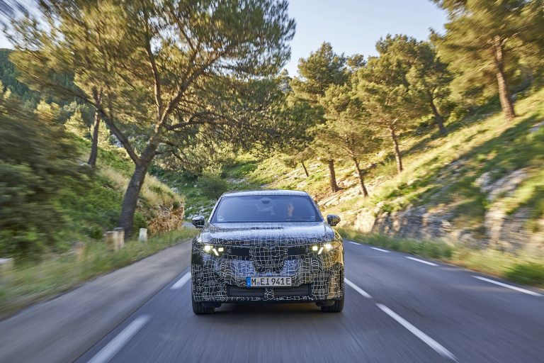 BMW iX3 de nova geração promete até 800 km de autonomia elétrica
