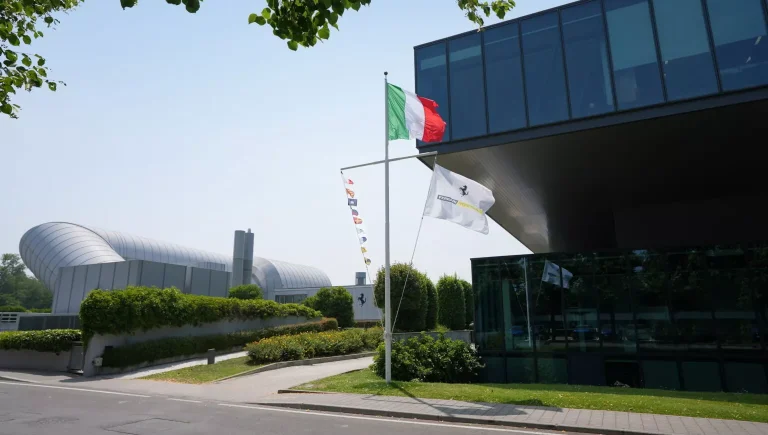 Ferrari Inova com Iate Hypersail movido a energia renovável e tecnologia de ponta