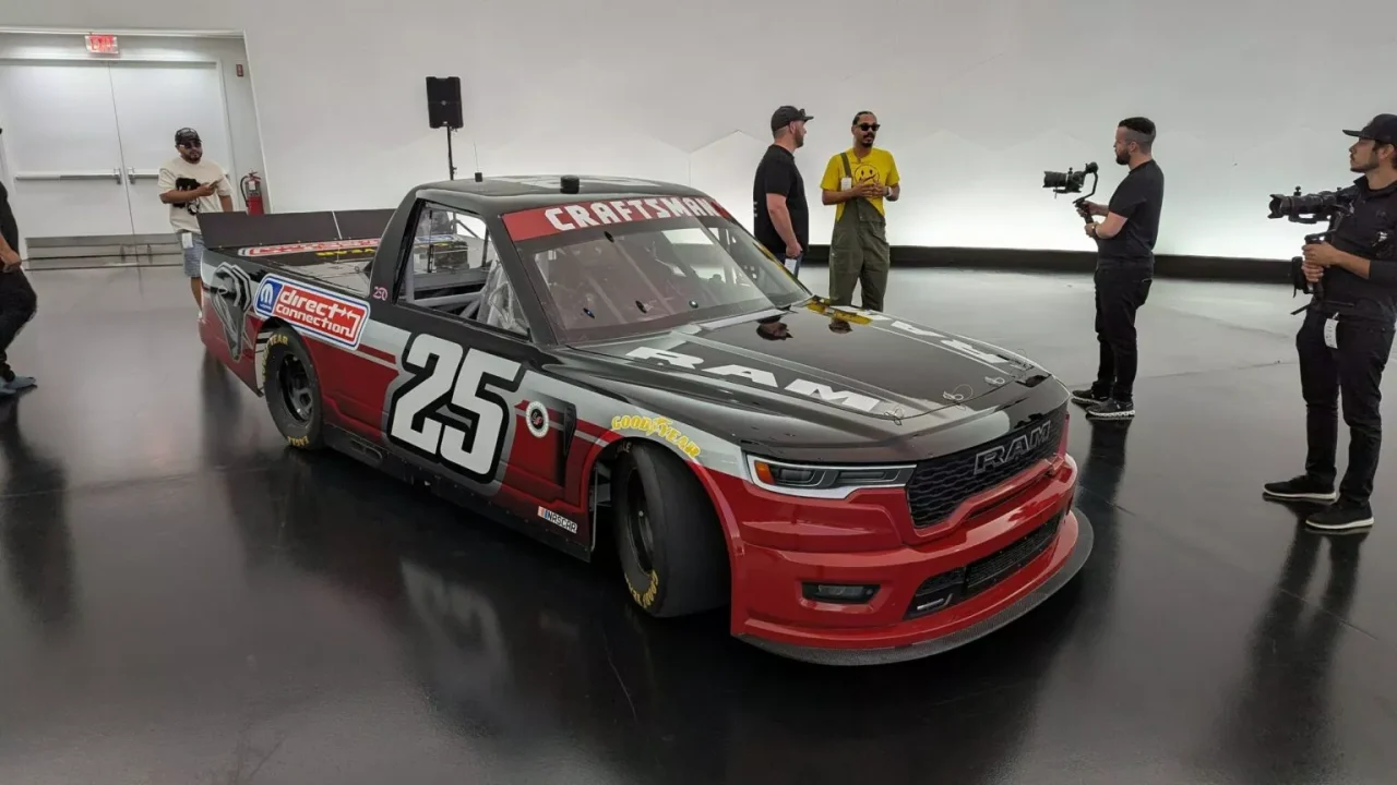 Ram anuncia retorno à NASCAR em 2026 após 14 anos de ausência