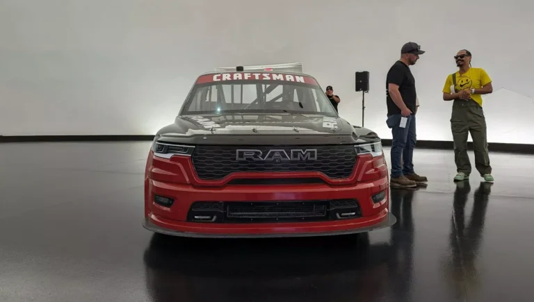 Ram anuncia retorno à NASCAR em 2026 após 14 anos de ausência