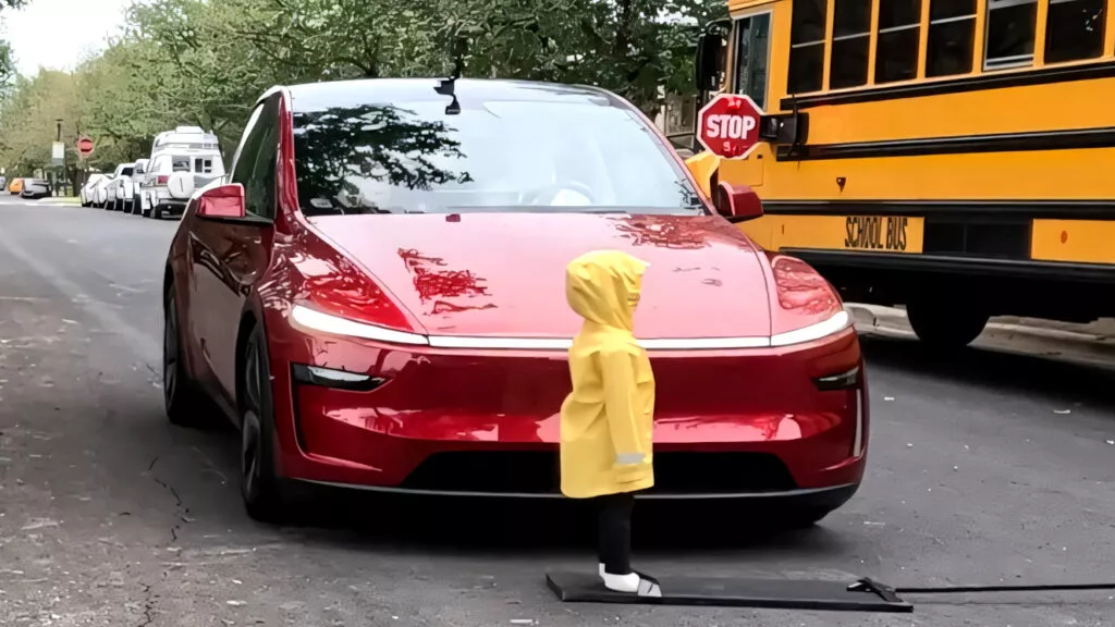 Teste com Tesla Model Y e FSD levanta debates sobre segurança infantil