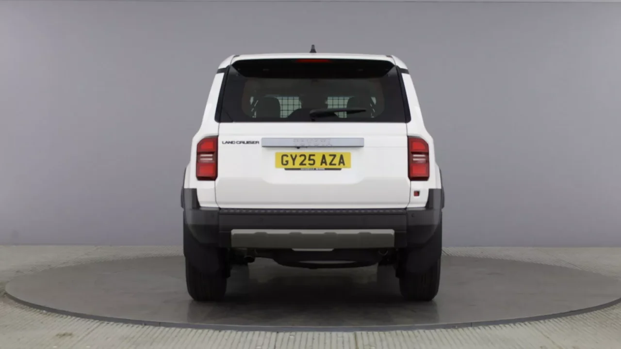Toyota Land Cruiser ganha versão comercial na Europa