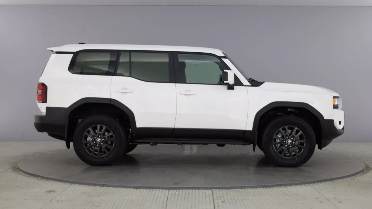Toyota Land Cruiser ganha versão comercial na Europa