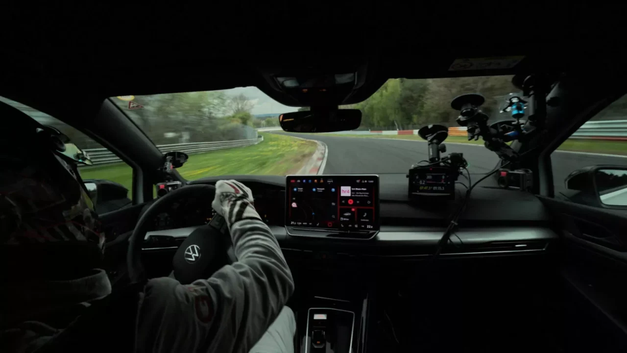 Volkswagen celebra 50 anos do Golf GTI com edição especial e volta recorde em Nürburgring