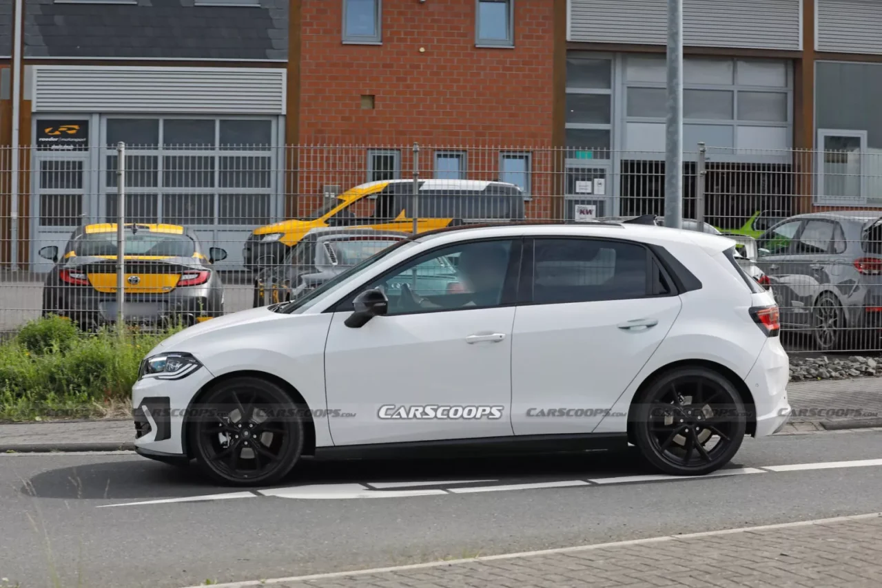 Volkswagen ID.2 é flagrado em testes com carroceria do Polo