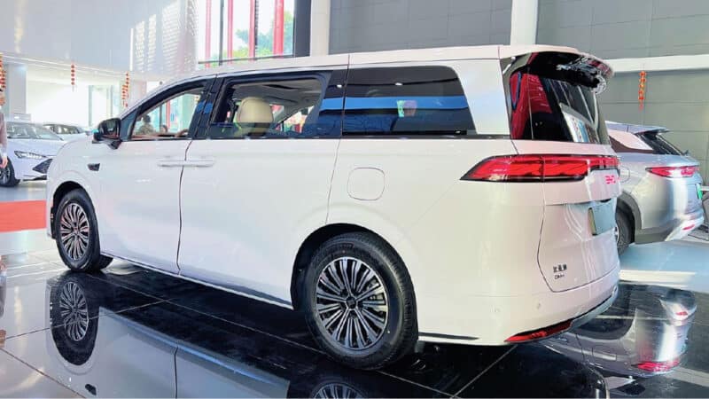 BYD M9, minivan híbrida plug-in, será lançada no México em 26 de junho
