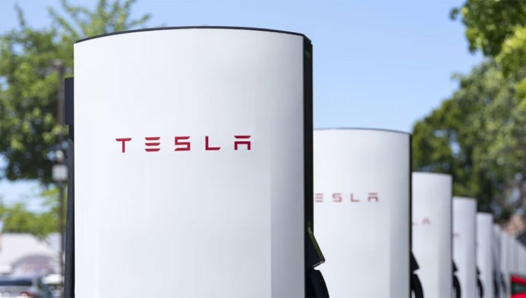 Tesla se livra de julgamento por acidente fatal com Autopilot