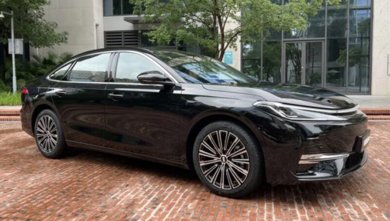 Geely Galaxy A7 chega às concessionárias chinesas com autonomia de 2.100 km