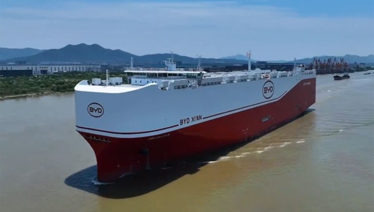 BYD impulsiona expansão global com novos cargueiros e liderança em baterias para veículos elétricos