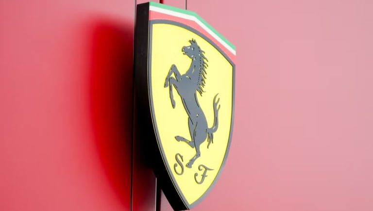 Ferrari adia lançamento do segundo carro elétrico para 2028 devido à demanda 'inexistente'