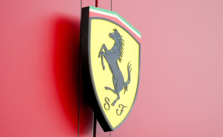 Ferrari adia lançamento do segundo carro elétrico para 2028 devido à demanda 'inexistente'
