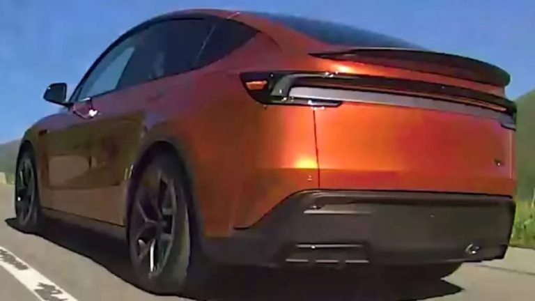 Tesla Model Y Performance é flagrado em testes nos Alpes com visual renovado
