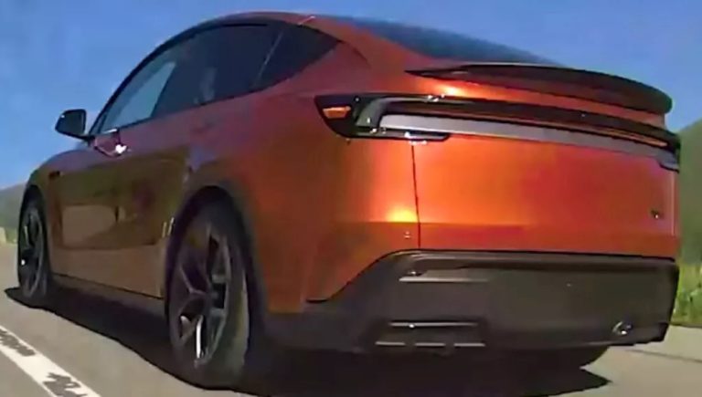 Tesla Model Y Performance é flagrado em testes nos Alpes com visual renovado