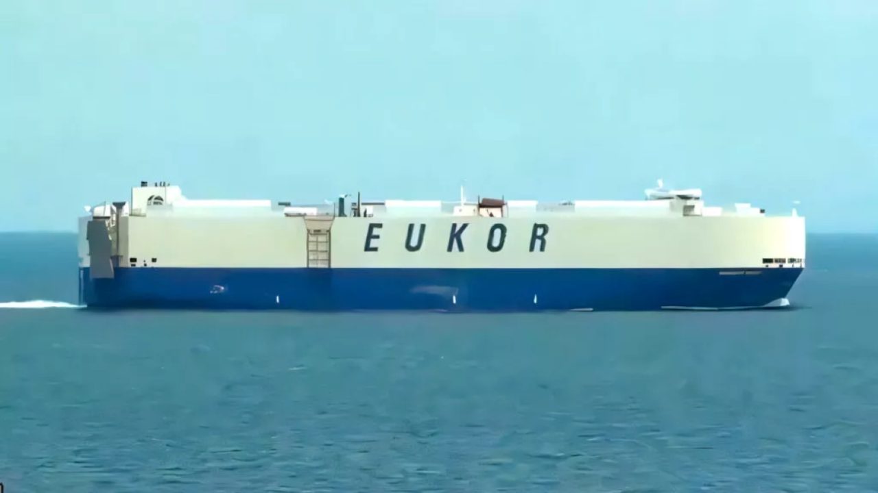 Navio cargueiro pega fogo no Pacífico com 800 veículos elétricos a bordo