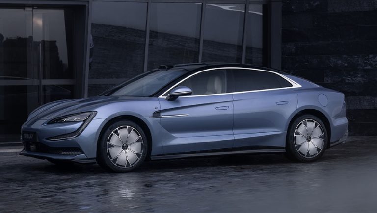 BYD Yangwang inicia entregas do sedã de luxo U7 na China