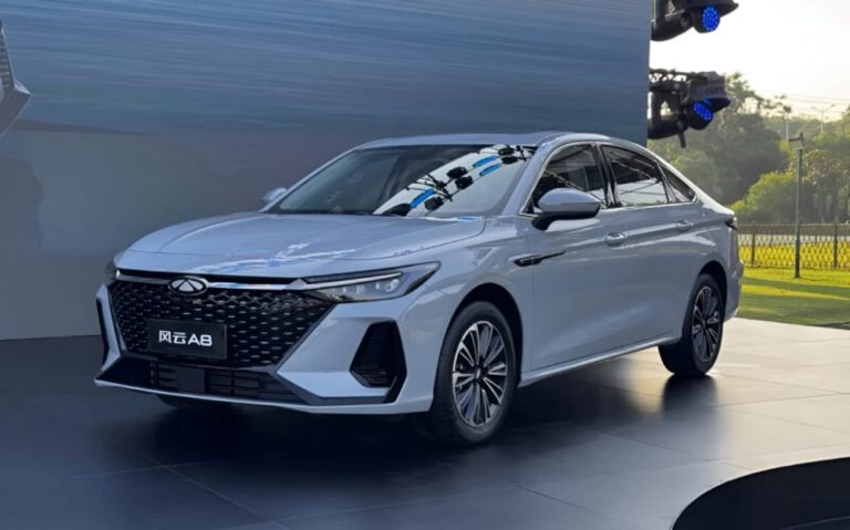 Chery Fulwin A8 2025 chega ao mercado com motorização híbrida e preços competitivos