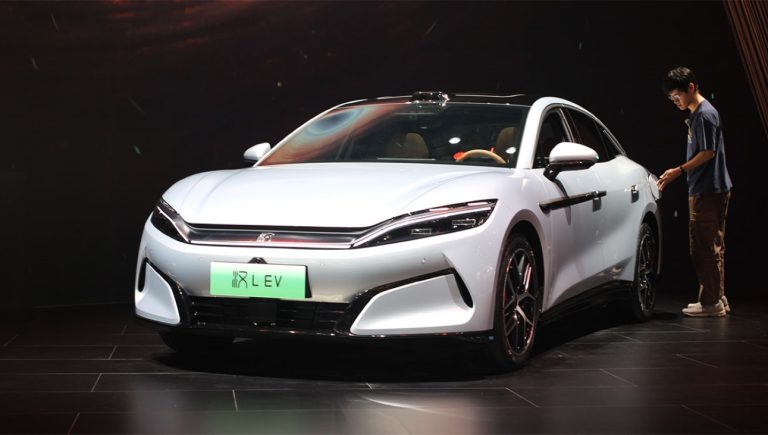 Guerra de preços de veículos elétricos na China é insustentável, afirma executiva da BYD