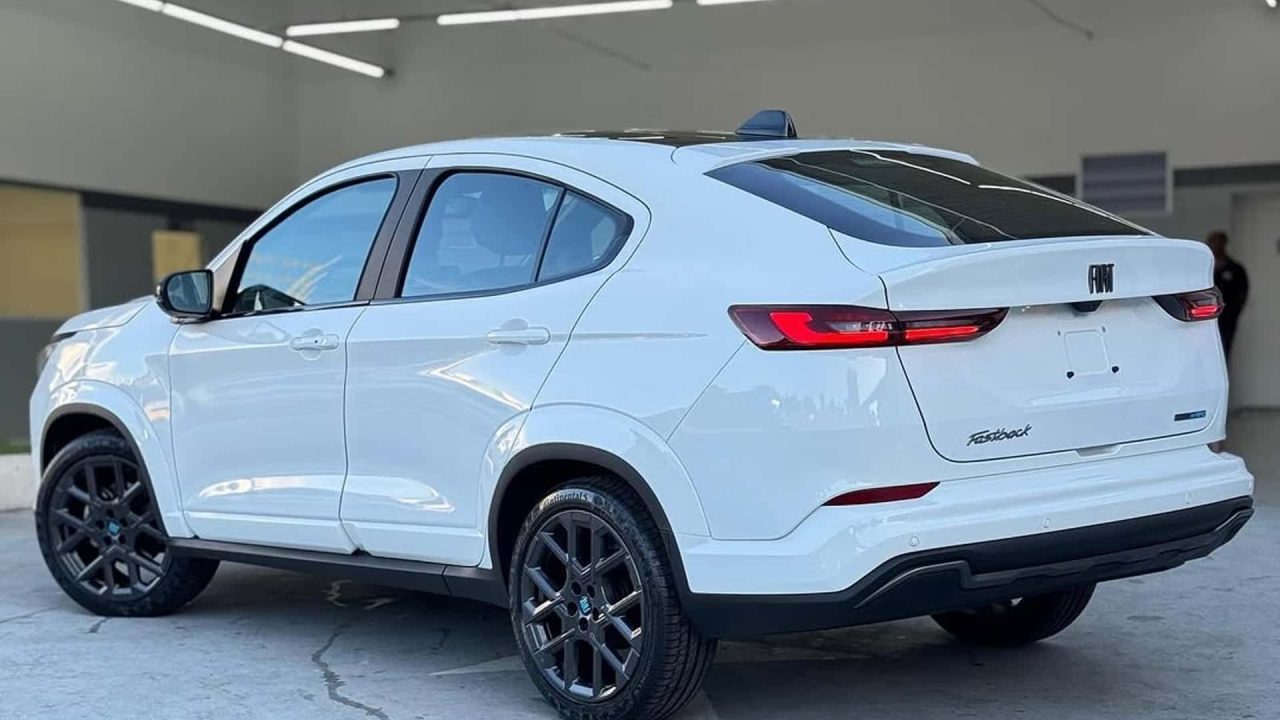Fiat Fastback 2026 aposta em nova versão com motor 1.3 turbo de 176 cv