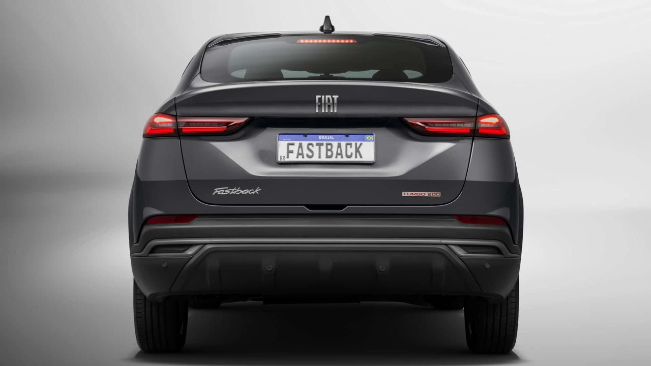 Fiat Fastback 2026 chega às concessionárias com visual renovado e versão Abarth mais esportiva