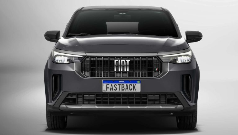 Fiat Fastback 2026 chega às concessionárias com visual renovado e versão Abarth mais esportiva