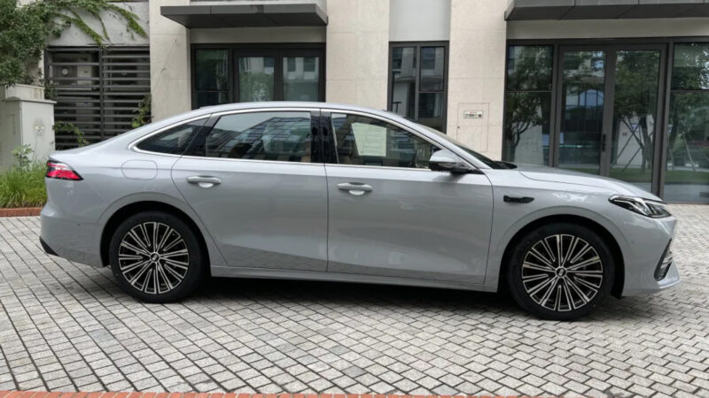 Geely Galaxy A7 chega às concessionárias chinesas com autonomia de 2.100 km