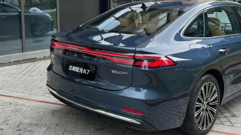Geely Galaxy A7 chega às concessionárias chinesas com autonomia de 2.100 km
