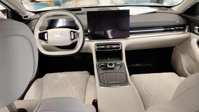 Geely Galaxy A7 chega às concessionárias chinesas com autonomia de 2.100 km