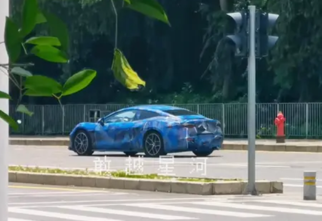 Novo Denza Z chama atenção com visual esportivo inspirado no Porsche 911