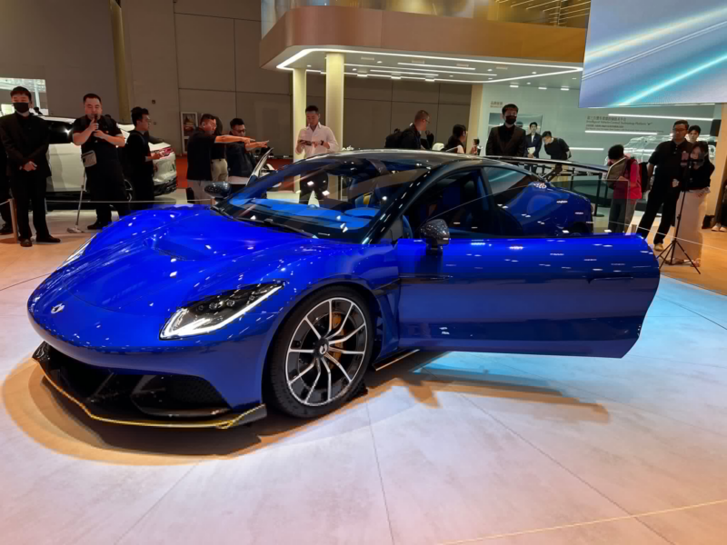 Novo Denza Z chama atenção com visual esportivo inspirado no Porsche 911