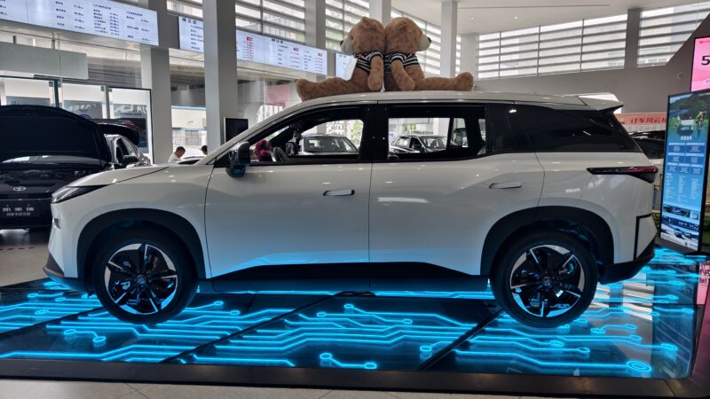 Toyota bZ3X estreia como SUV elétrico compacto na China
