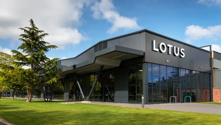 Lotus avalia transferir produção para os EUA em meio a desafios financeiros