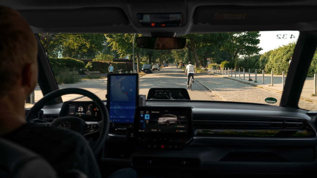 Moia, da Volkswagen, lança produção em série do robotáxi ID.Buzz em 2026