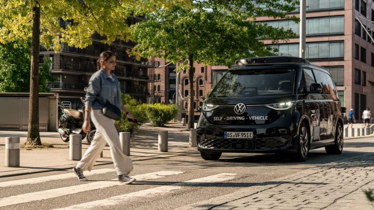 Moia, da Volkswagen, lança produção em série do robotáxi ID.Buzz em 2026