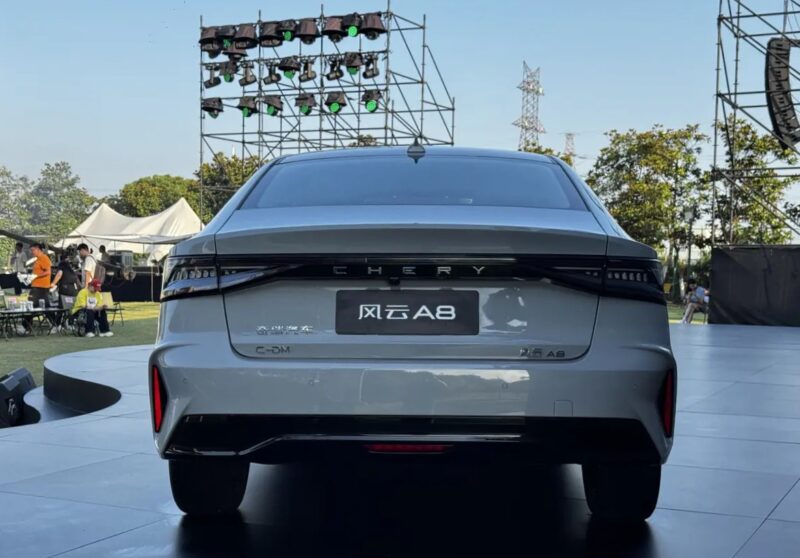 Chery Fulwin A8 2025 chega ao mercado com motorização híbrida e preços competitivos