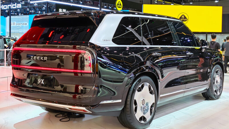 SUV híbrido Zeekr 9X é destaque da Geely com interior ambicioso e inovador