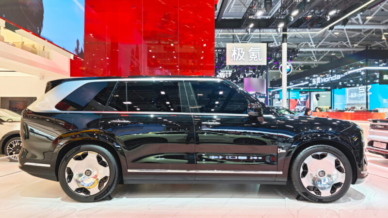 SUV híbrido Zeekr 9X é destaque da Geely com interior ambicioso e inovador