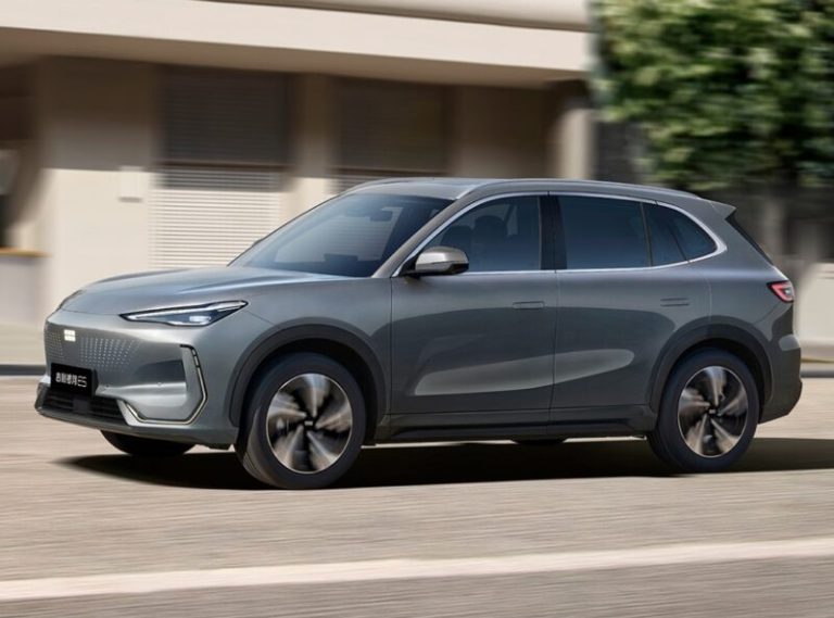 Geely Galaxy E5 ultrapassa 150 mil unidades vendidas em menos de um ano