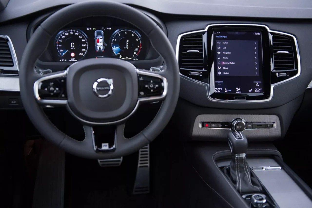 Produtor de cinema processa Volvo por danos auditivos provocados por som alto do XC90