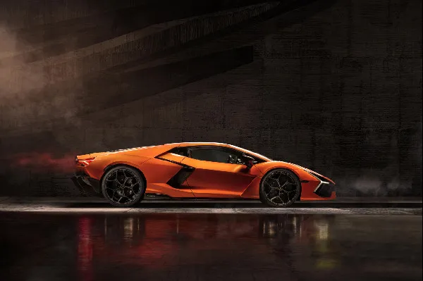 Lamborghini celebra sucesso no Red Dot Awards 2025 com sua linha híbrida completa