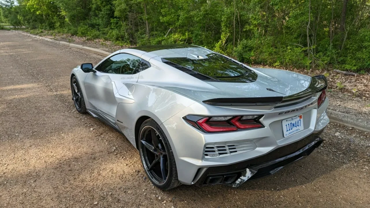 Corvette E-Ray estreia na Europa com preço salgado e modo silencioso