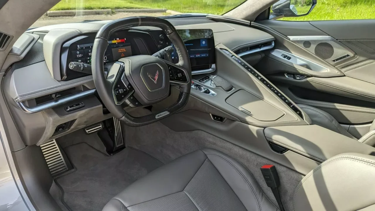 Corvette E-Ray estreia na Europa com preço salgado e modo silencioso