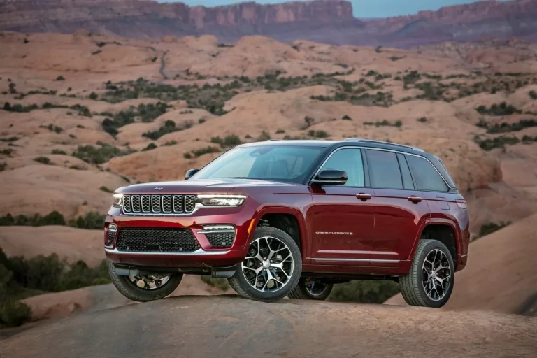 Jeep convoca recall de mais de 121 mil Grand Cherokee por falha em apoios de cabeça
