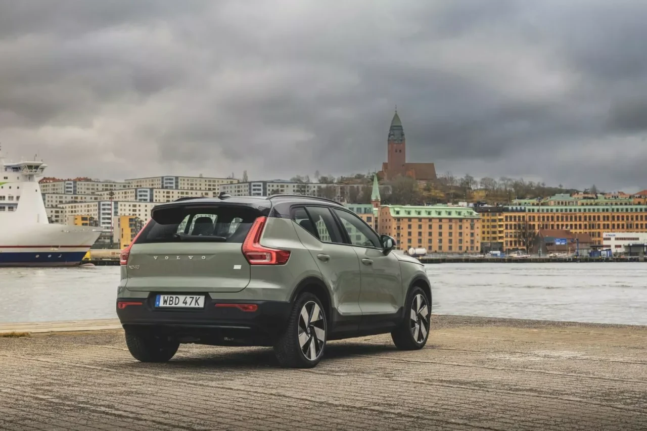 Volvo é processada nos EUA por falhas de segurança no XC40 elétrico